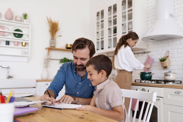 Homescholing e afterscholing: entenda o que são esses conceitos e como apoiar ativamente na educação dos seus filhos